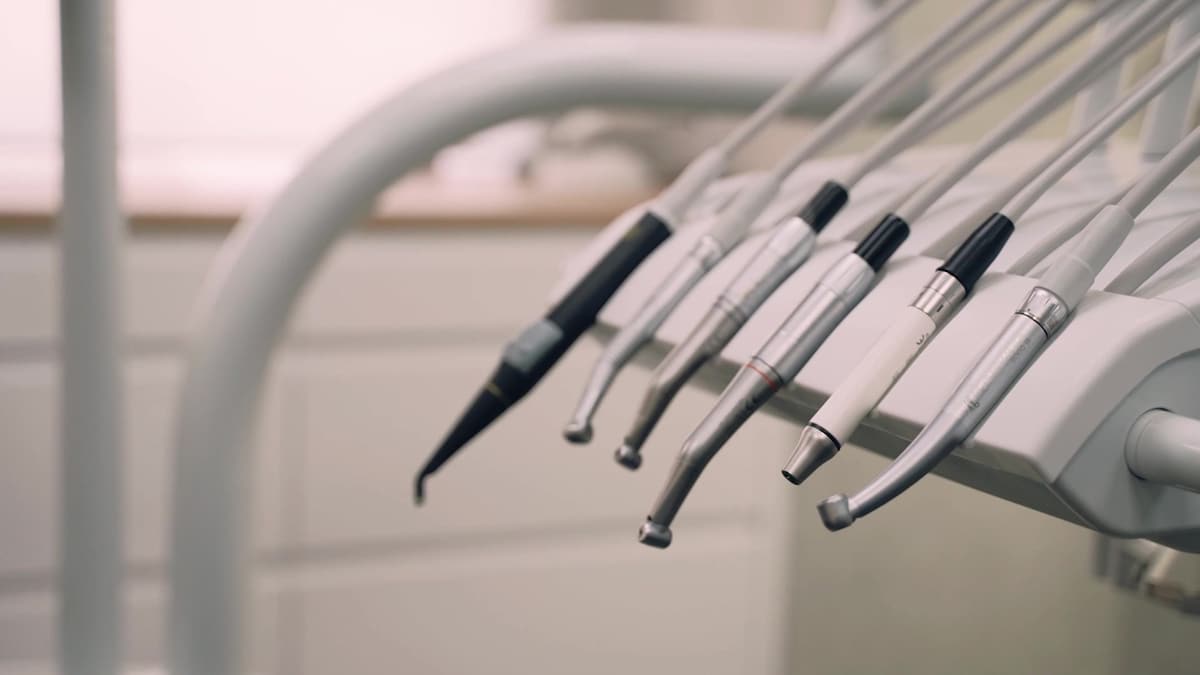 Handstücke an der Behandlungseinheit, nah